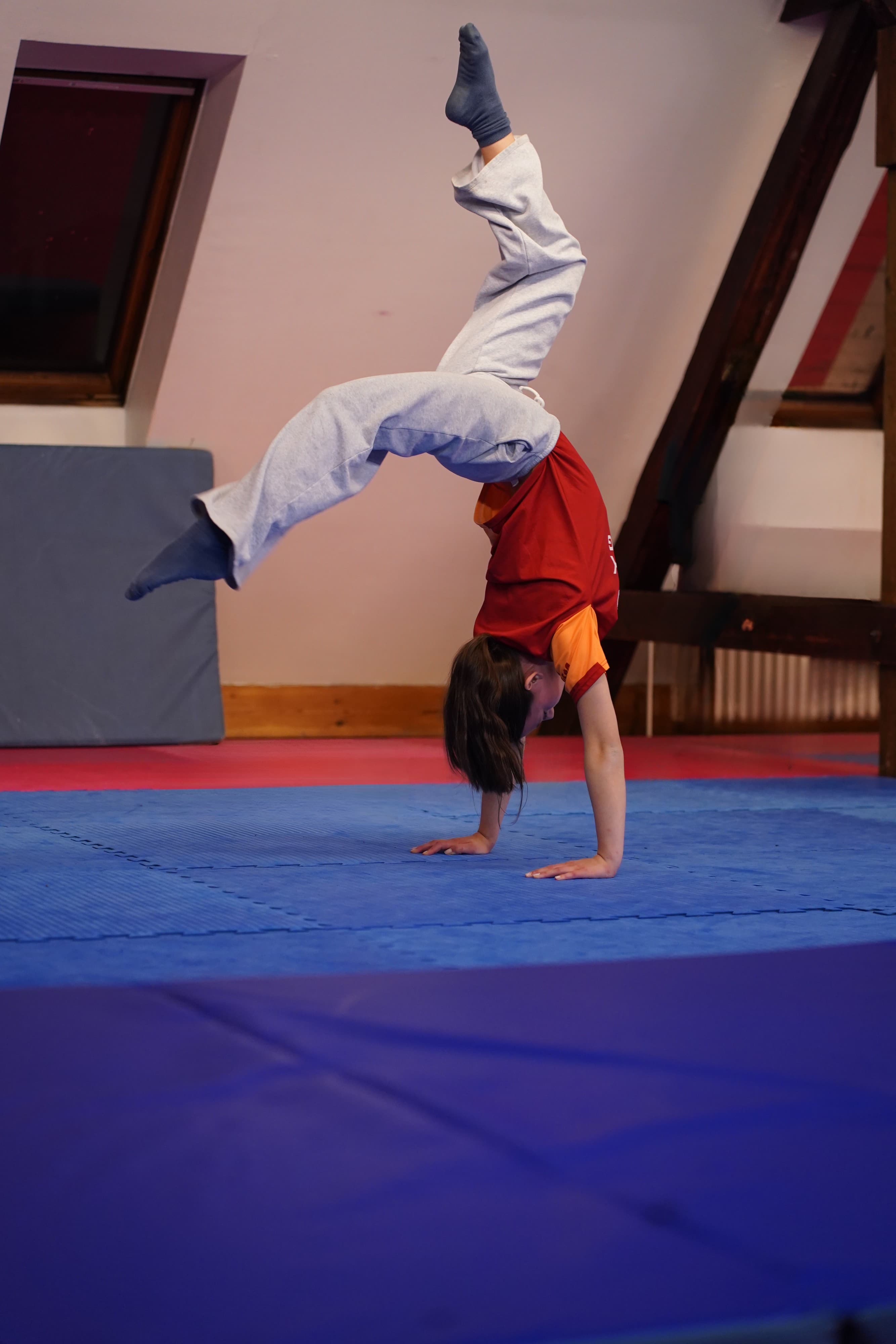 Kind übt Bogengang und Handstand im Akroteens-Kurs in Berlin-Kreuzberg